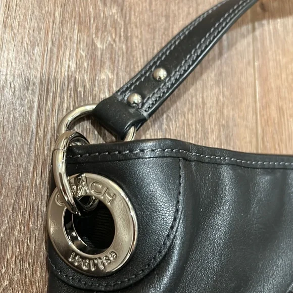 Women’s black leather coach handbag - Picture 4 of 10